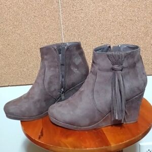 T.J. ankle boots wedge heel size 7 womans in a beautiful brown suade